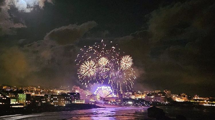 COUP DE CŒUR - Soirée de grande fête à Biarritz autour du feu d’artifice